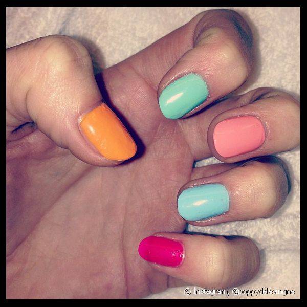 Poppy Delevingne se mostrou antenada em seu Instagram, compartilhando uma foto em que exibe a tendência de nail art arco-íris